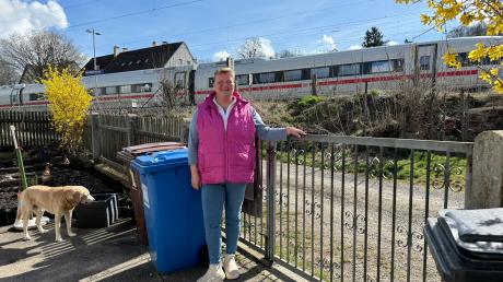 Tanja Arndt vor dem Haus im Neusässer Stadtteil Westheim, das sie gemietet hat. Schon jetzt fährt hier der ICE vorbei. Die neue Bahntrasse könnte noch näher an ihr Haus rücken. Ob das dann stehen bleiben kann, weiß sie nicht.