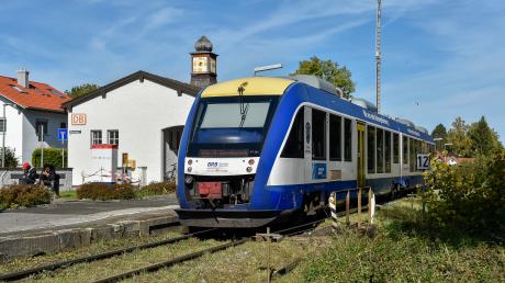 Weil ab 8. April auf der Ammerseebahn streckenweise langsamer gefahren werden muss, entfallen manche Halte auf der Strecke, zum Beispiel in Riederau.