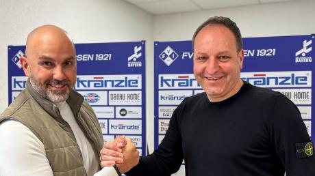 Illertissens Trainer Holger Bachthaler (rechts) hat seinen Vertrag verlängert. Darüber freut sich auch Aufsichtsrat Sergio Pereira.