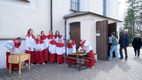Die Ministranten betätigen die Ratschen zu Beginn des Gottesdienstes in St. Johannes Baptist in Asch (Fuchstal).