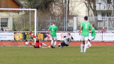 Der TSV Mindelheim (graue Trikots) hatte sich gegen den TV Bad Grönenbach (grün) mehr ausgerechnet. Doch nach einer 1:0-Führung gab der TSV die Partie aus der Hand und unterlag am Ende mit 1:3. 