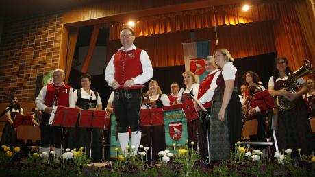 Dirigent Andreas Hämmerle und die Musikkapelle Gennach banden einen bunten Melodienstrauß zum Osterfest.