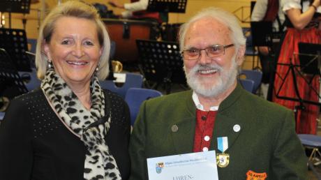 Adolf Bier erhielt im Rahmen des Frühjahrskonzerts der SGL Kapelle eine Auszeichnung für 70 Jahre aktives Musizieren. Überreicht wurde diese von Angela Ehinger, der Bezirksvorsitzenden des ASM Bezirk 15.