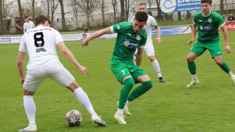 Für Nördlingens Angreifer (in Grün: Sasa Maksimovic) gab es gegen die Defensive des TSV Schwaben Augsburg kein Durchkommen.