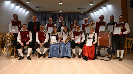 Beim Jahreskonzert des Musikvereins
Haldenwang-Hafenhofen gab es nicht nur gute Musik, sondern auch Ehrungen für langjährige Musizierende.
