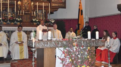 Mit einem Dankgottesdienst feierte Pfarrer Babu (Mitte) seinen 60. Geburtstag zusammen mit Pater Visay, Pater Jiby, Rektor Pater Christoph Lenz und Pater Nirdosh (von links).