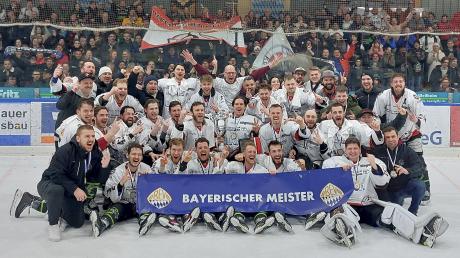 Zum zweiten Mal in Folge ist der EHC Königsbrunn Bayerischer Meister geworden. Erneut aber verzichtet der Verein auf den Aufstieg. 