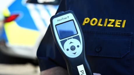 Eine alkoholisierte Autofahrerin hat die Polizei in Hinterheimat (Gemeinde Dasing) gestoppt. 