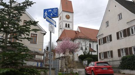 Zu Beginn der Schulstraße in Stadtbergen ist eine verkehrsberuhigte Zone eingerichtet. Dort darf nur Schrittgeschwindigkeit gefahren werden.