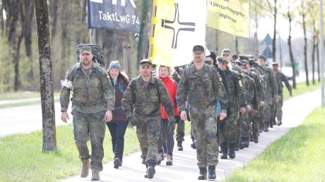 Dutzende Soldaten und einige Zivilisten liefen am Dienstag 14 Kilometer durch Neuburg, um an drei gefallene Kameraden zu erinnern.