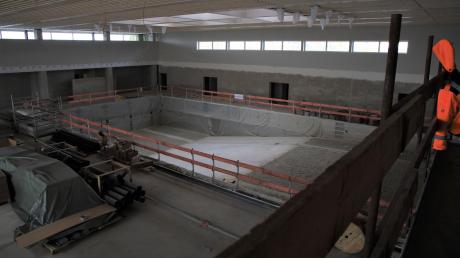 Die Neueröffnung des Gartenhallenbads in Leipheim schiebt sich noch weiter in die Zukunft. Doch auf der Baustelle tut sich einiges – im Innen- und im Außenbereich. 