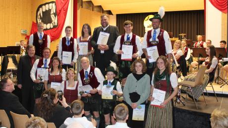 Bei dem Osterkonzert in Reichling wurden gleich mehrere Musikerinnen und Musiker für ihre musikalicshe Leistung und Mitgliedschaft geehrt.