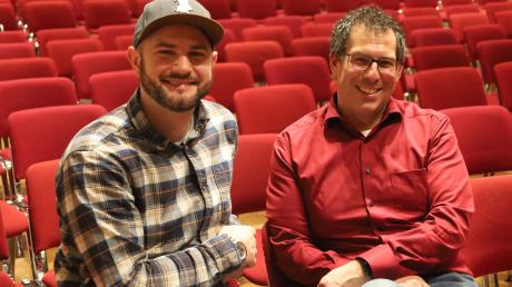 Alexander Neumeier (links) und Oliver Böckh (rechts) übernehmen heuer die Regie für das Novemberstück des Dramatischen Ensembles Nördlingen und inszenieren die Komödie „Dinner für Spinner“