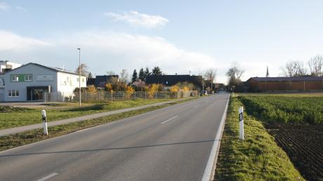 An dieser Stelle wird das Gewerbegebiet mit einer Linksabbiegerspur mit der Kreisstraße verbunden.