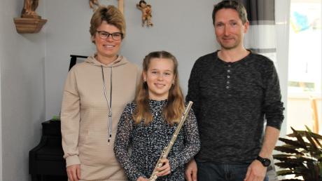Die elfjährige Sarah Steger aus Wertingen gilt als großes Talent an der Querflöte. Ihre Eltern Silvia und Daniel Steger unterstützen sie.