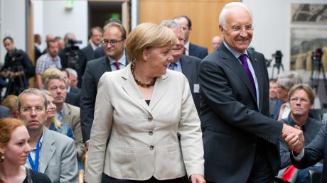 Die damalige Bundeskanzlerin Angela Merkel (CDU) und der ehemalige bayerische Ministerpräsident Edmund Stoiber (CSU) im Jahr 2012. Stoiber soll Schäuble zum Sturz von Merkel gedrängt haben.