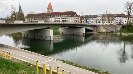 Bald beginnt der Neubau der Gänstorbrücke zwischen Neu-Ulm und Ulm. Die Hilfsstützen in der Donau sind fast fertig. In den nächsten Wochen laufen noch weitere vorbereitende Arbeiten.  