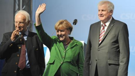 Die damalige Bundeskanzlerin Angela Merkel auf einer Wahlkampfveranstaltung im September 2013 an der Seite von Edmund Stoiber (links) und Horst Seehofer.