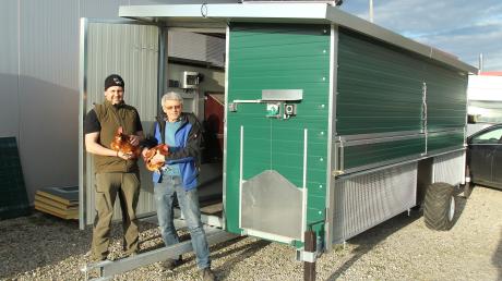 In der Werkstatt seines Vaters Thomas (rechts) baut Tobias Baumgartner in Breitenbrunn mobile Hühnerställe.
