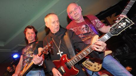 Die Band Feedback und der rockende Abt: Musiker Christian Ries (links), Abtprimas Notker Wolf (Mitte) und Musiker Lorenz Doppel posieren vor einem Auftritt.