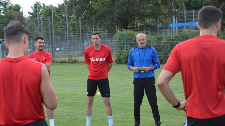  Michael Hildmann (links) war einst Co-Trainer und Spieler beim TSV Gersthofen. Rechts daneben  mit blauer Trainingsjacke sein Vater Gerhard. Seit Beginn der Frühjahrsrunde spielt Sohnemann Michael beim Kreisligisten SSV Dillingen