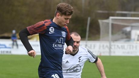 Auf die Langerringer Bezirksliga-Fußballer (links Nico Köbler) wartet mit Thalhofen eine schwierige Aufgabe. 