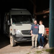 Lara Kremin und Florian Herdlitschka mit ihrem Van "Anton" – sie haben ihn nach dem Antonplatz in Berlin getauft, wo sie den Transporter gekauft haben.