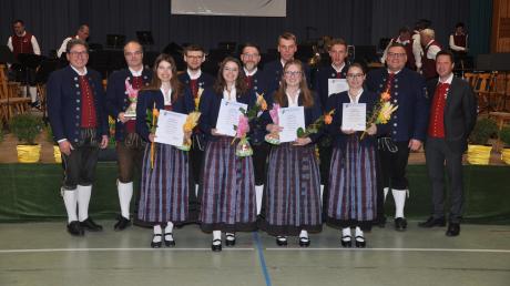 Beim Osterkonzert des Blasorchester Kötz wurden langjährige Musikerinnen und Musiker geehrt.