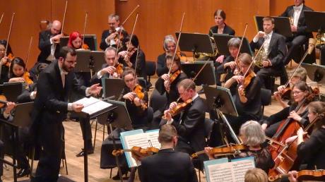 Generalmusikdirektor Felix Bender und die Ulmer Philharmoniker gaben alles für und in Paul Hindemiths Sinfonie "Harmonie der Welt".