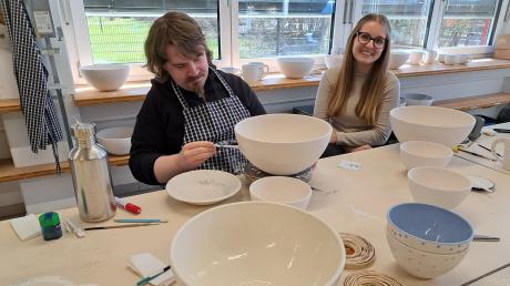 Julia Minnich (re.) ist die neue Leiterin der Werkstatt für Menschen mit Behinderung des DRW in Meitingen. Dort setzt sie auf eine neue Optik bei der Keramik-Eigenproduktion und sucht nach neuen Aufträgen für die Montageabteilung.