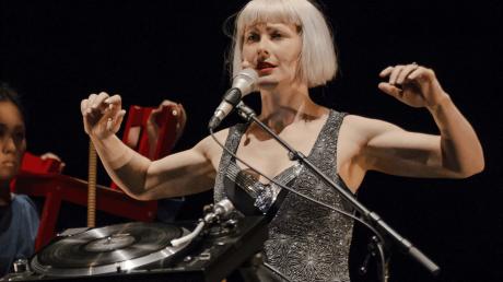 Die australische Mezzosopranistin Jessica Aszodi kommt zum "KlangHaus" nach Ulm. Sie wird die Urafführung von Áine Mallons "Songs from revered scorned women" singen.