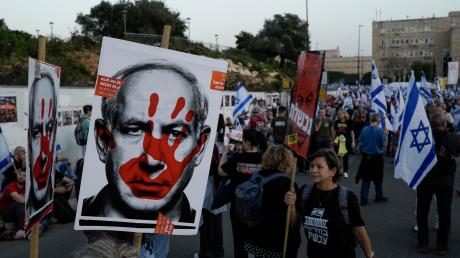 Menschen protestieren gegen die Regierung des israelischen Ministerpräsidenten Netanjahu und fordern die Freilassung der Geisel.