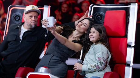 Einmal strahlen bitte: Die zehnjährige Affingerin Rosa Wonnenberg (rechts) hat bei "The Voice Kids" die "Blind Auditions" überstanden.