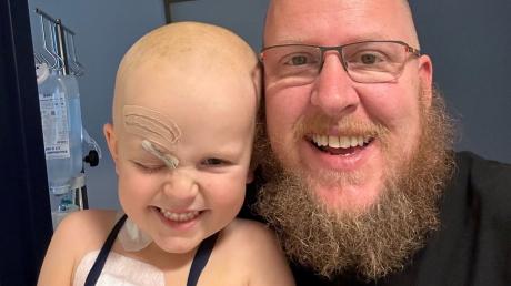 Der vierjährige Erik Hildebrecht hat einen Tumor hinter dem rechten Auge und schon mehrere Chemotherapien hinter sich. Papa Thorsten hat aus Solidarität auch eine Glatze.