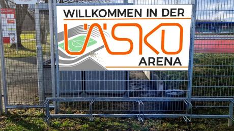 Die Partnerschaft zwischen dem Sportclub Vöhringen und dem Vöhringer Unternehmen Läsko ist bereits an mehreren Stellen des Sportareals zu erkennen, wie auf dem Foto am Eingang zum Stadion.