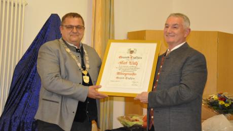 Nach 18 Jahren als Bürgermeister von Tapfheim erhält Karl Malz (rechts) den Titel des Altbürgermeisters.