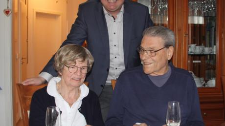 Bürgermeister Simon Schropp gratulierte
Christa und Friedrich Warth zum 65. Ehejubiläum.