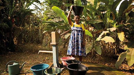 Der Brunnen in Yaounde in Kamerun ist für die Menschen lebensnotwendig.