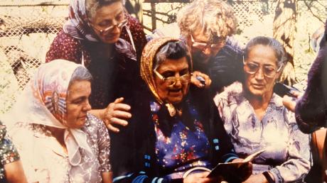 Landfrauen singen gemeinsam aus einem Liederbuch. Dagmar Held traf sie 1993 in deutsch besiedelten Dörfern der Karpaten-Ukraine.