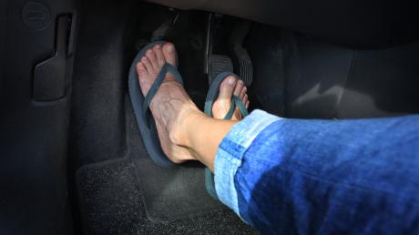 Im Sommer hat man häufig nur Flip-Flops zu Hand. Aber darf man mit diesen auch Autofahren oder ist ein Schuh-Wechsel erforderlich?
