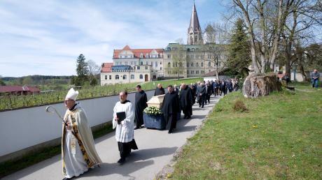 Abtprimas Gregory Polan führte die Prozession auf den Klosterfriedhof von St. Ottilien an.