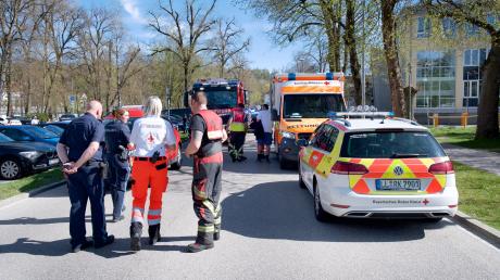 Aufgrund einer Notrufnachricht, dass zwei Frauen in der Von-Kühlmann-Straße überfahren worden seien, wurde die Straße zeitweise gesperrt.