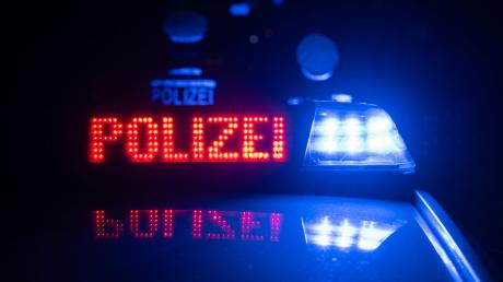 In der Schrannenstraße in Neuburg hat es Samstagnacht einen Unfall zwischen einem Auto- und einem Motorradfahrer gegeben. 