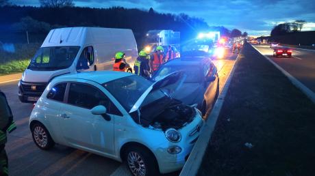 Bei einem Unfall auf der A8 zwischen Günzburg und Burgau sind am Freitagabend drei Menschen verletzt worden.