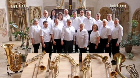 Die Instrumente bilden die Zahl 100. Der evangelische Posaunenchor Oettingen blickt zu seinem großen Jubiläum auf eine lange und wechselvolle Geschichte zurück.