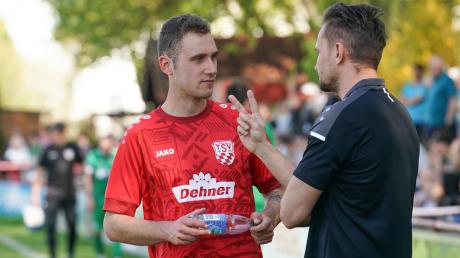 Rains Trainer David Bulik (rechts, mit Jannik Schuster) wird seine Mannschaft sehr gut einstellen müssen, damit es gegen den FC Deisenhofen klappt.