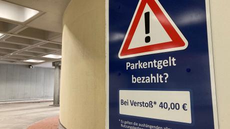 Zahlreiche Schilder weisen im Parkhaus am Münster in Donauwörth auf das neue Bezahlsystem hin.
