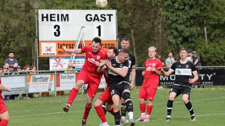 Der TSV Rain II (in Rot mit Matthias Kühling, Robin Spieler und Justin Neukirchner konnte den 0:3-Rückstand aus der ersten Hälfte gegen den TSV Meitingen (mit Lukas Erhard, Arthur Fichtner und Michael Meir) nicht mehr ausgleichen und verlor 2:3. 