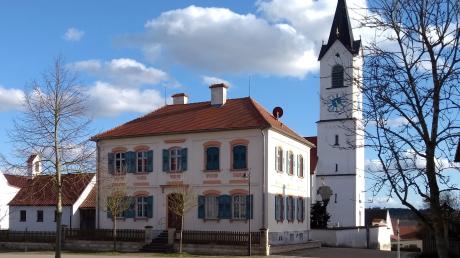 Die erste Nennung des Ortes Reistingen ist um das Jahr 1164 bekannt. Die geschichtlichen Aufzeichnungen berichten von den Leuten eines „Risto“, die den Ort gründeten. Pfarrhaus und Kirche prägen die Dorfmitte.