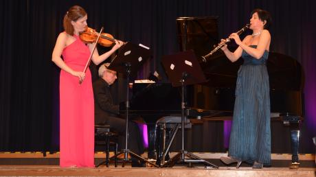 Veronika Eberle (Violine) und Sharon Kam (Klarinette) werden bei ihrem Konzert in der Festhalle des Kollegs in Illertissen von Markus Becker souverän am Flügel begleitet.